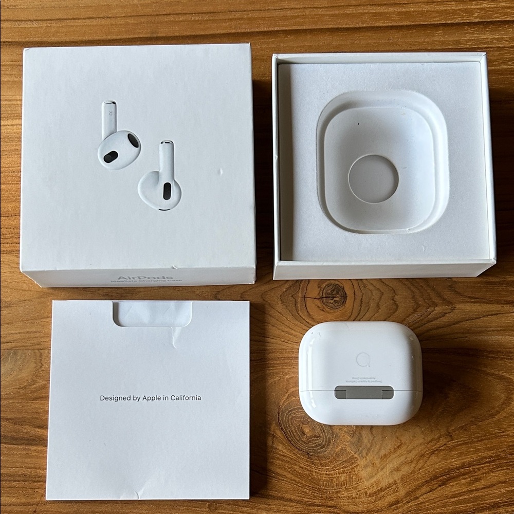Apple AirPods (3rd generation) with White Charging Case